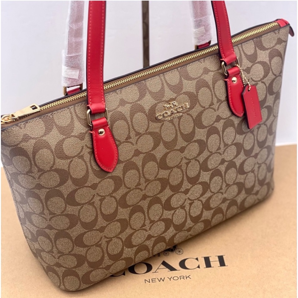 Coach Gallery Tote In
Signature Canvas
$178 $378 - Picture 5 of 14